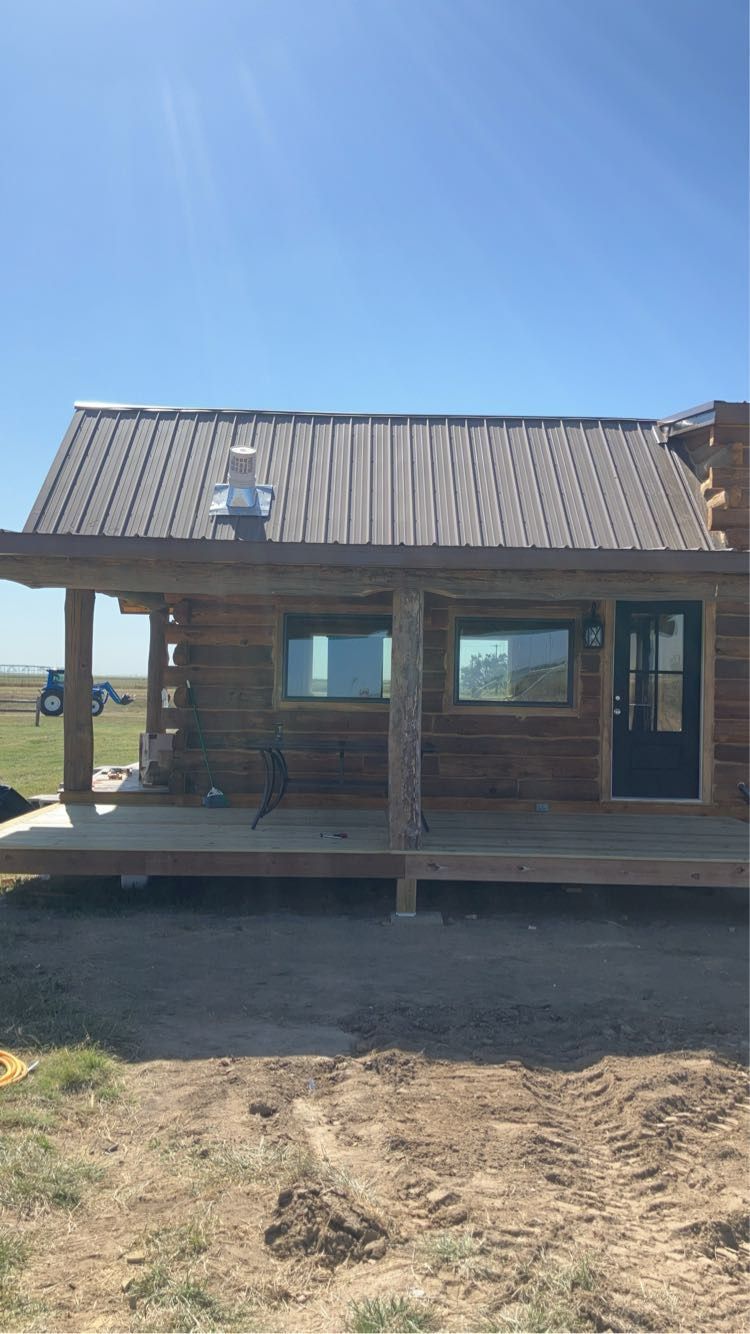 Cabin exterior with porch